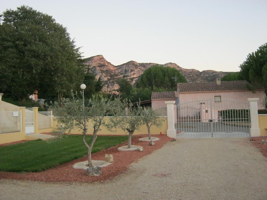 Вилла Le Jardin Des Tourterelles Robion en Luberon Экстерьер фото